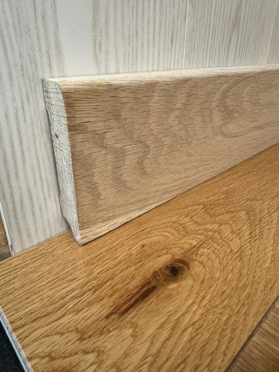 Плинтус Дуб массив без покрытия 90х20 мм